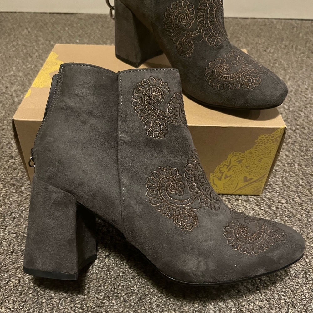 A Rider Girl dark grey suede booties